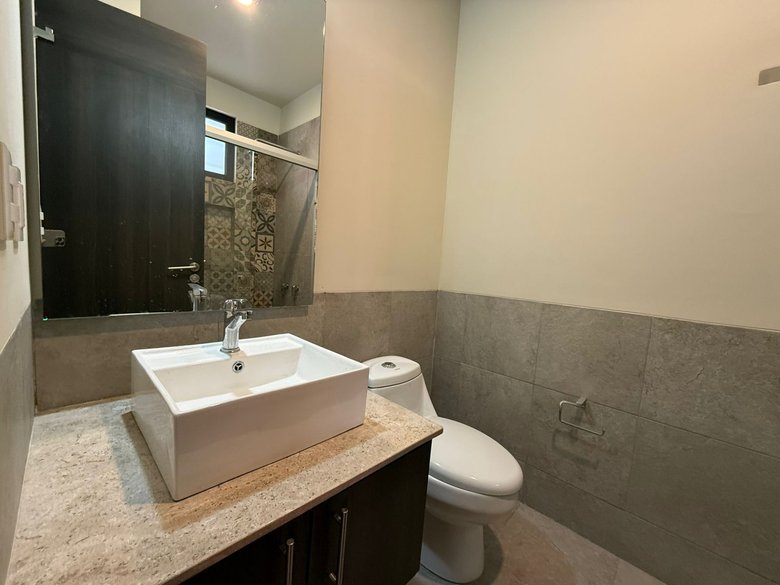 Spacious Penthouse with Terrace & Private Rooftop – Prime Location — 9 photos