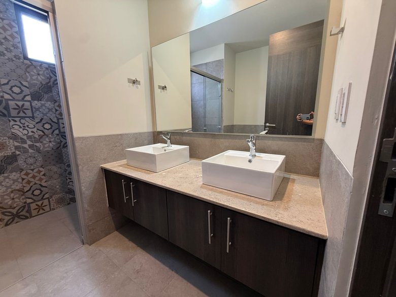Spacious Penthouse with Terrace & Private Rooftop – Prime Location — 16 photos