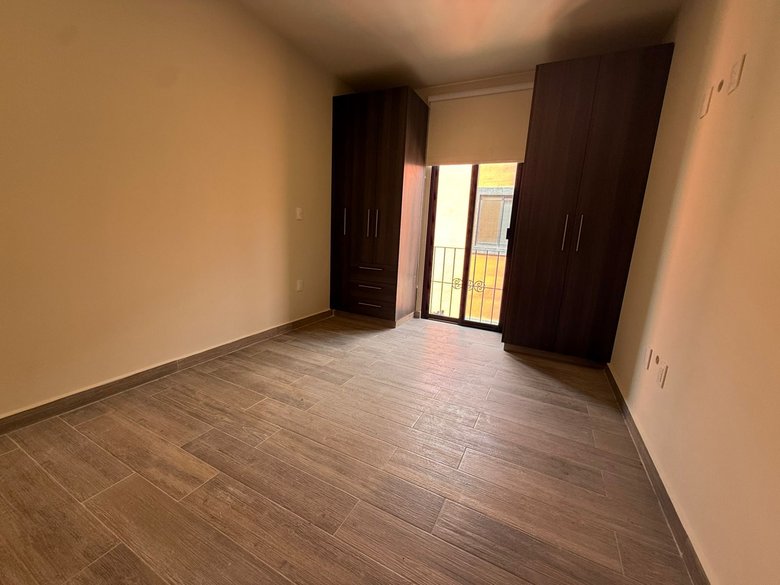 Spacious Penthouse with Terrace & Private Rooftop – Prime Location — 12 photos