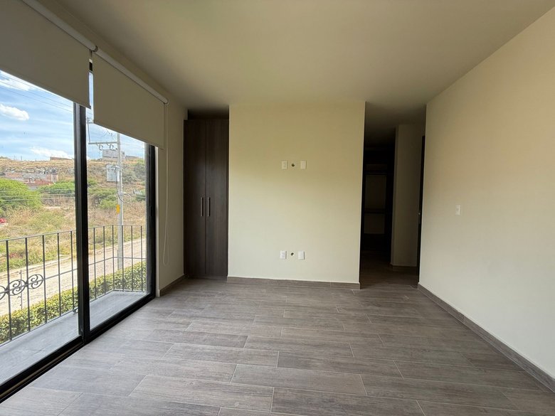 Spacious Penthouse with Terrace & Private Rooftop – Prime Location — 14 photos