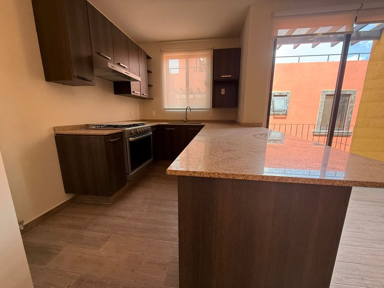 Spacious Penthouse with Terrace & Private Rooftop – Prime Location — 5 photos