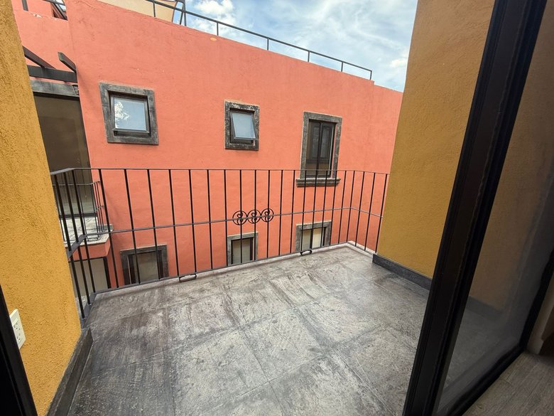 Spacious Penthouse with Terrace & Private Rooftop – Prime Location — 3 photos