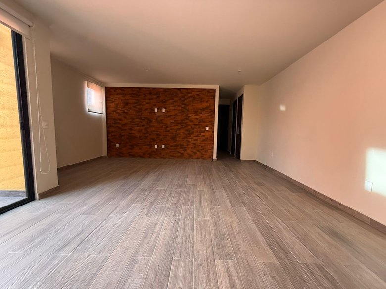Spacious Penthouse with Terrace & Private Rooftop – Prime Location — 1 photos