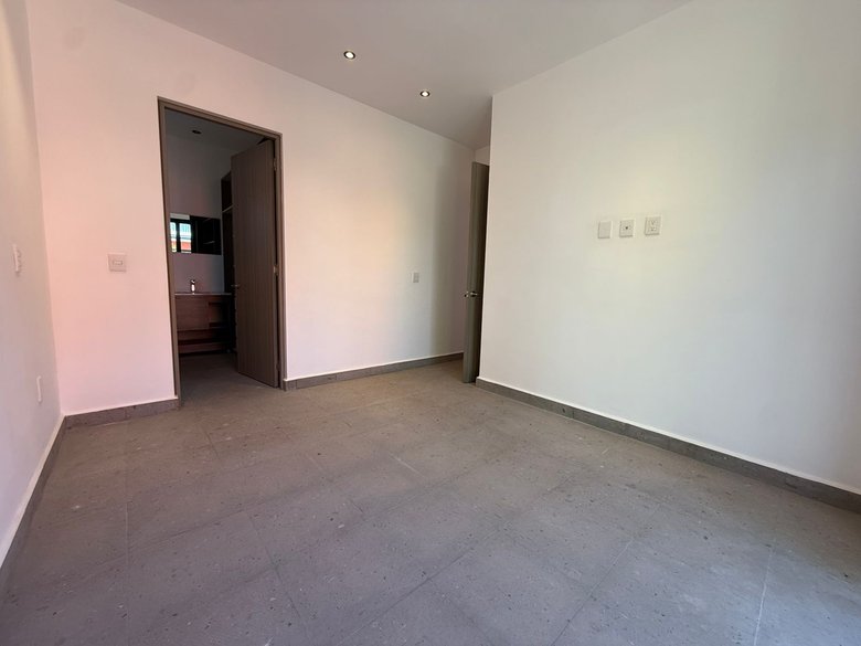 Bright Unfurnished Apartment with Terrace in Punta del Cielo — 11 photos