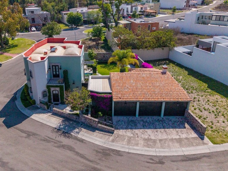 Villa Siqueiros — 2 photos