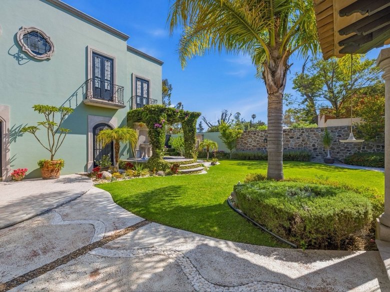 Villa Siqueiros — 10 photos