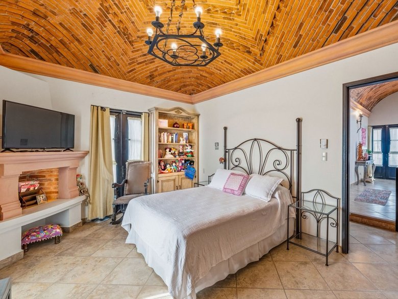 Villa Siqueiros — 19 photos