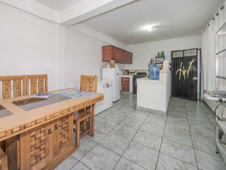 Nine-unit apartment building with varied layouts—ideal for investment. — 6 fotos