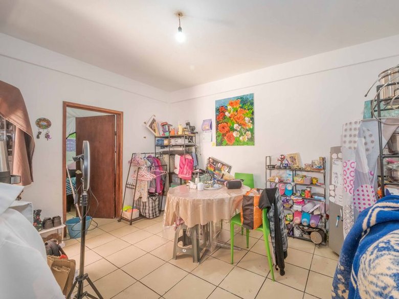 Nine-unit apartment building with varied layouts—ideal for investment. — 23 fotos