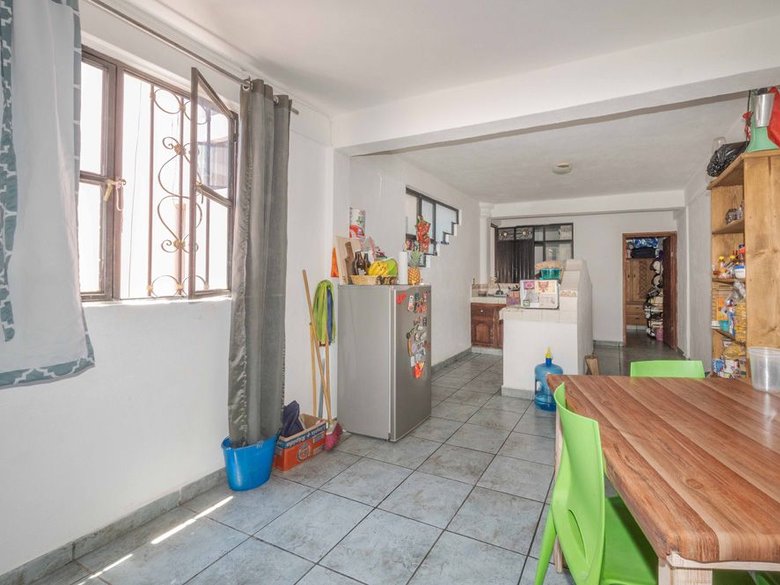 Nine-unit apartment building with varied layouts—ideal for investment. — 9 fotos