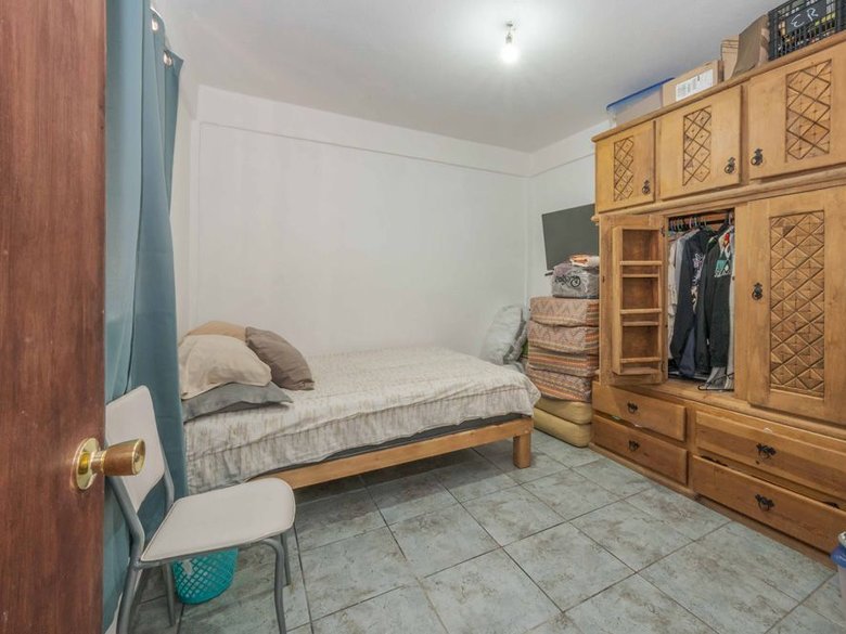 Nine-unit apartment building with varied layouts—ideal for investment. — 5 fotos