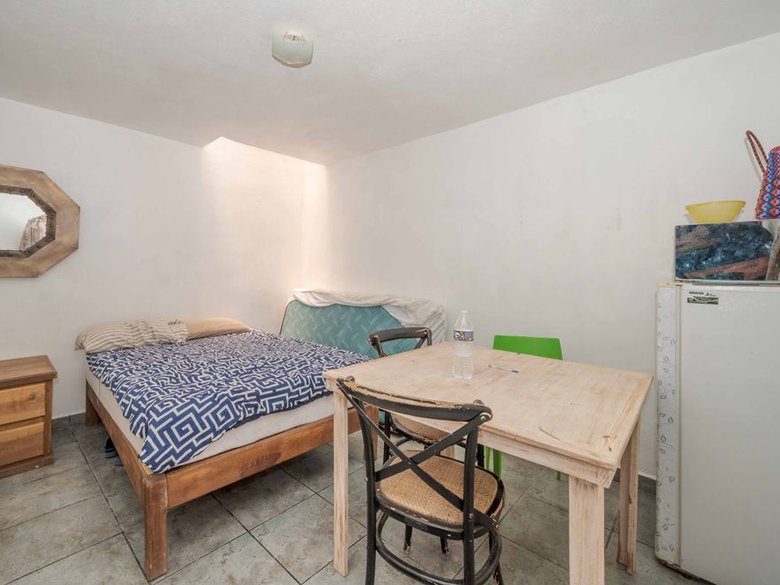 Nine-unit apartment building with varied layouts—ideal for investment. — 12 fotos