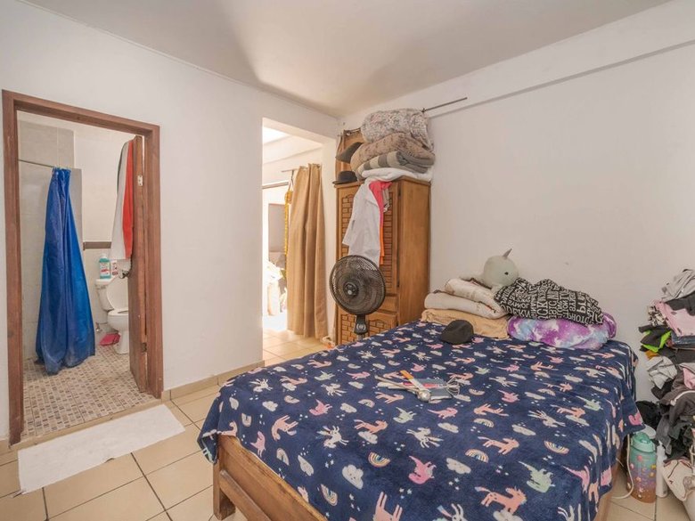 Nine-unit apartment building with varied layouts—ideal for investment. — 18 fotos