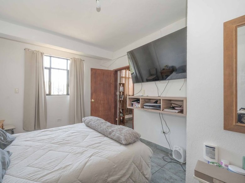 Nine-unit apartment building with varied layouts—ideal for investment. — 4 fotos