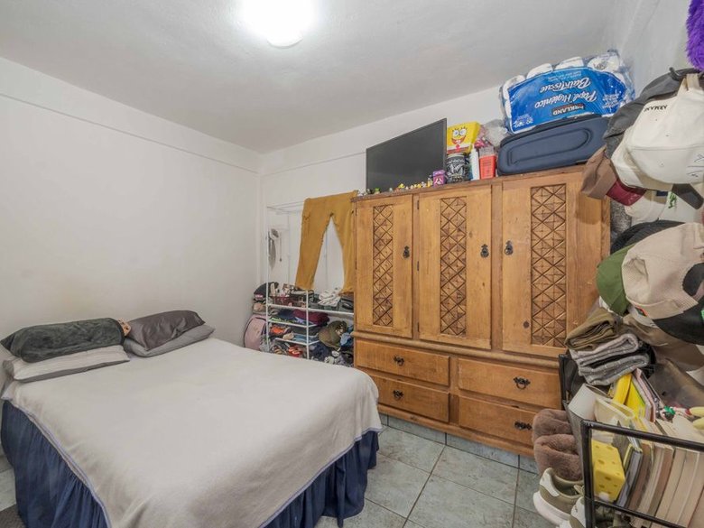 Nine-unit apartment building with varied layouts—ideal for investment. — 11 fotos