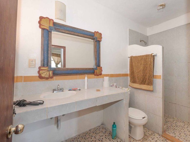 Nine-unit apartment building with varied layouts—ideal for investment. — 22 fotos