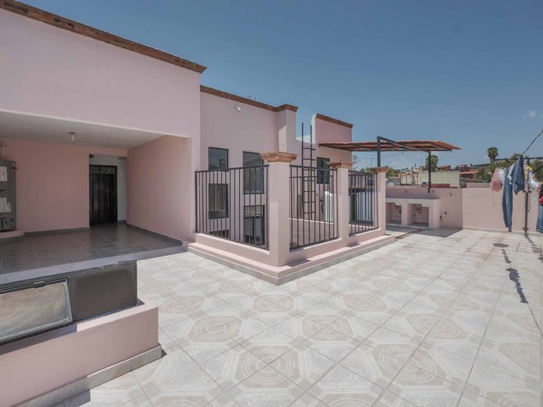 Nine-unit apartment building with varied layouts—ideal for investment. — 17 fotos