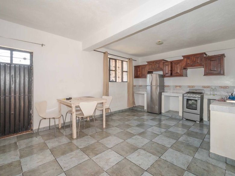 Nine-unit apartment building with varied layouts—ideal for investment. — 19 fotos