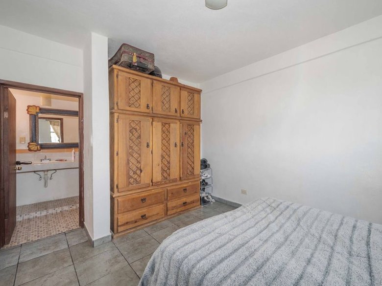 Nine-unit apartment building with varied layouts—ideal for investment. — 20 fotos