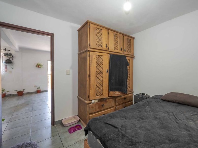 Nine-unit apartment building with varied layouts—ideal for investment. — 15 fotos