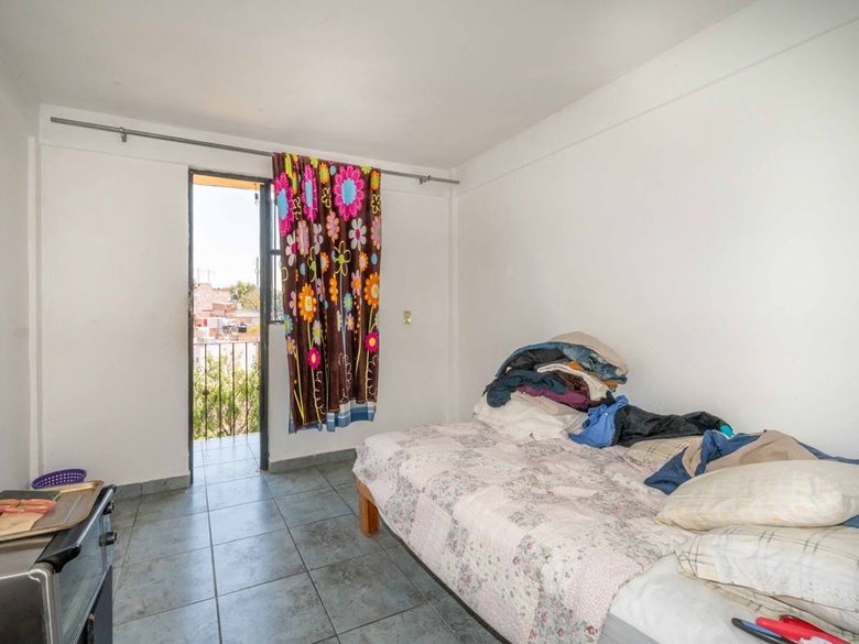 Nine-unit apartment building with varied layouts—ideal for investment. — 10 fotos