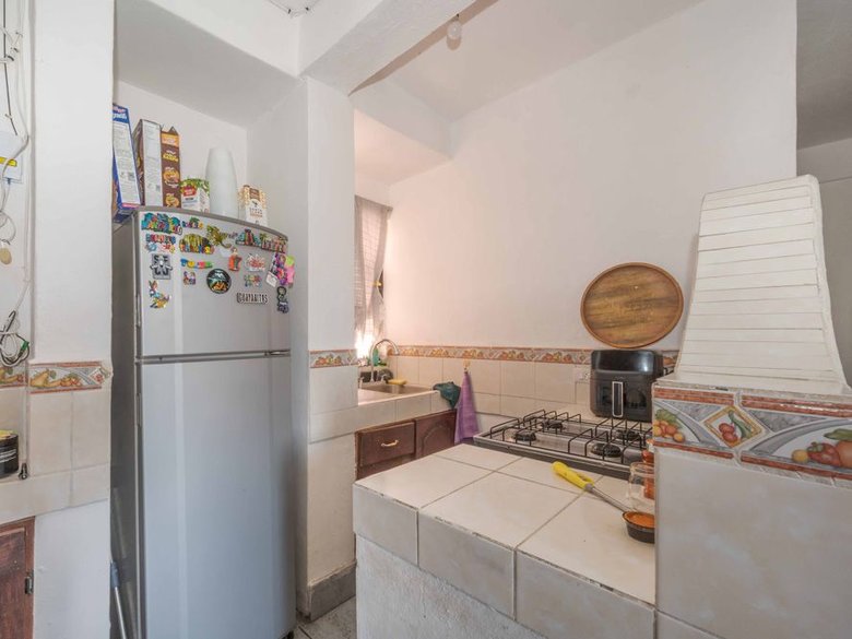 Nine-unit apartment building with varied layouts—ideal for investment. — 2 fotos