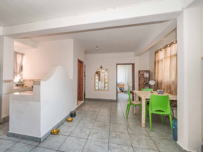 Nine-unit apartment building with varied layouts—ideal for investment. — 3 fotos