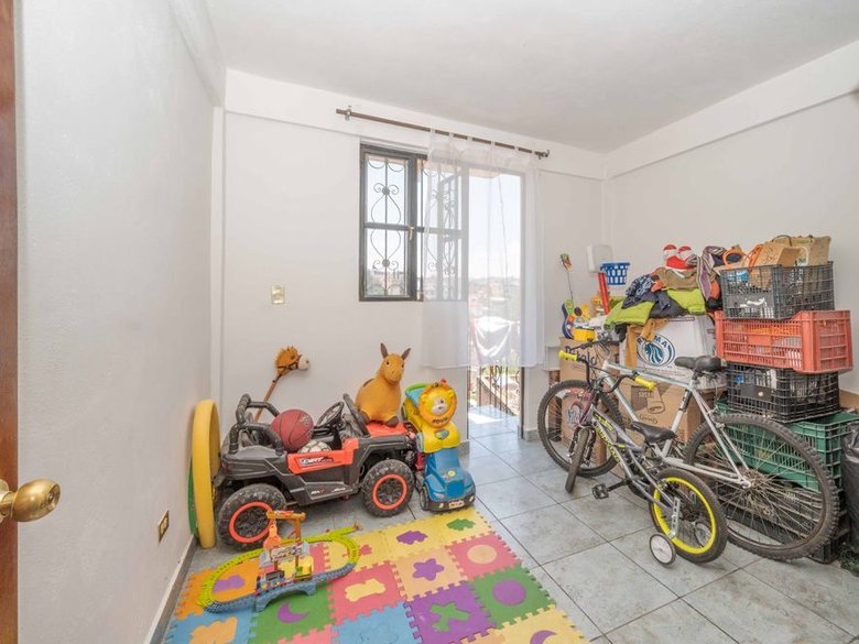 Nine-unit apartment building with varied layouts—ideal for investment. — 7 fotos