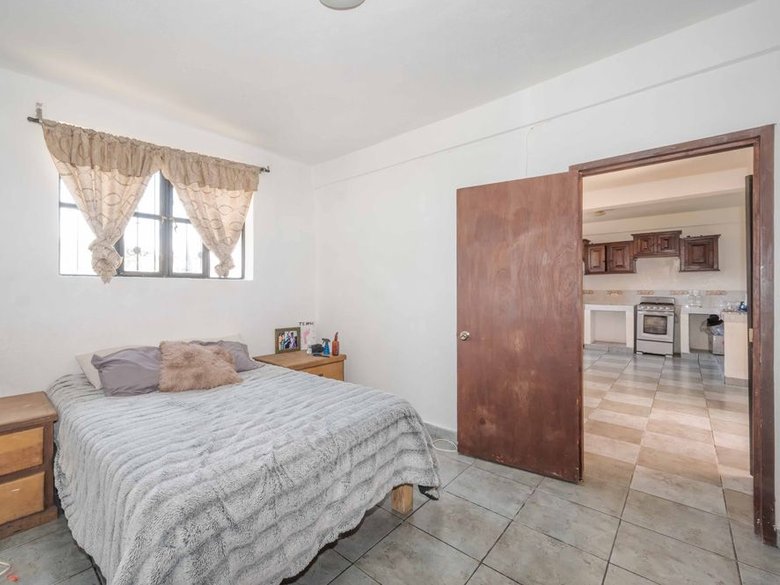 Nine-unit apartment building with varied layouts—ideal for investment. — 21 fotos