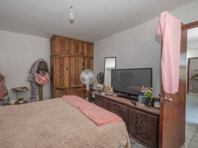 Nine-unit apartment building with varied layouts—ideal for investment. — 16 fotos