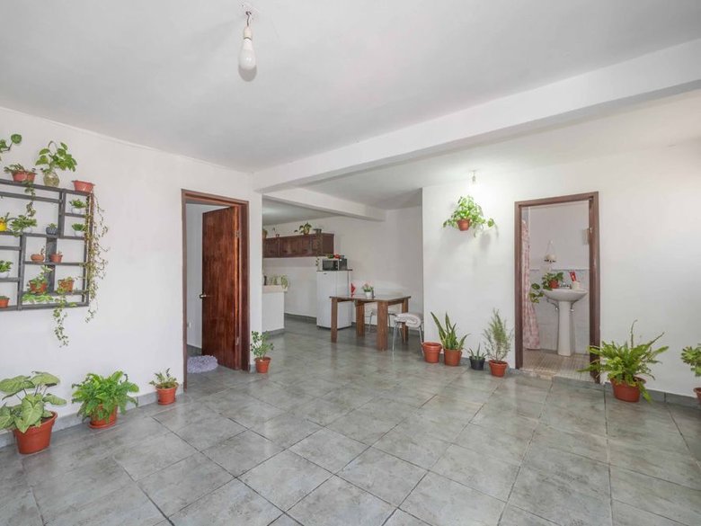 Nine-unit apartment building with varied layouts—ideal for investment. — 13 fotos