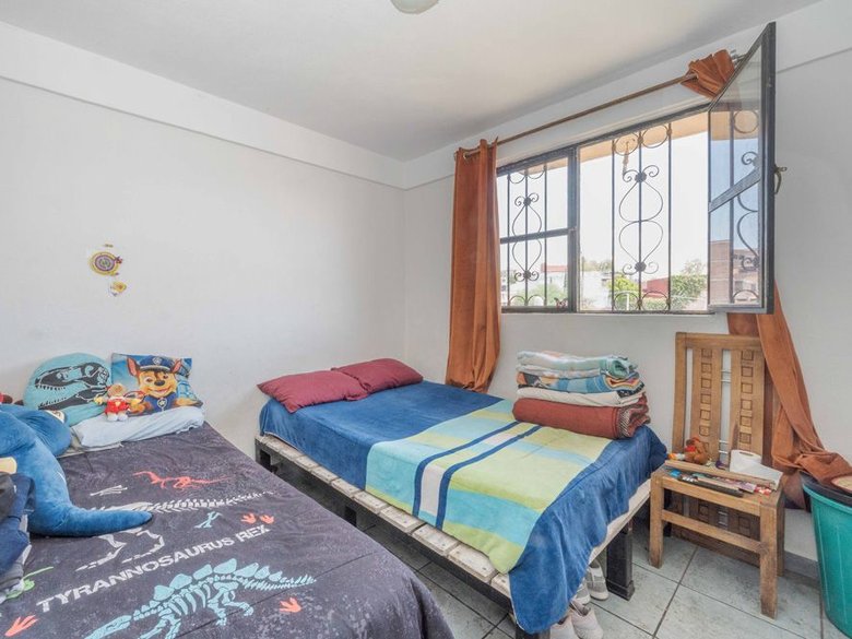 Nine-unit apartment building with varied layouts—ideal for investment. — 8 fotos
