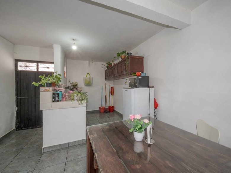 Nine-unit apartment building with varied layouts—ideal for investment. — 14 fotos