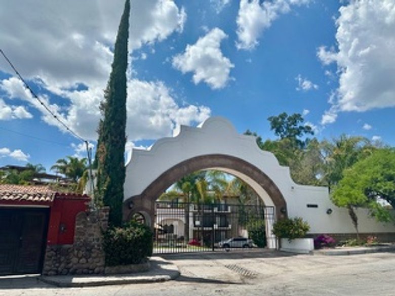 Beautiful condo with a rooftop terrace in a gated community. — 4 photos