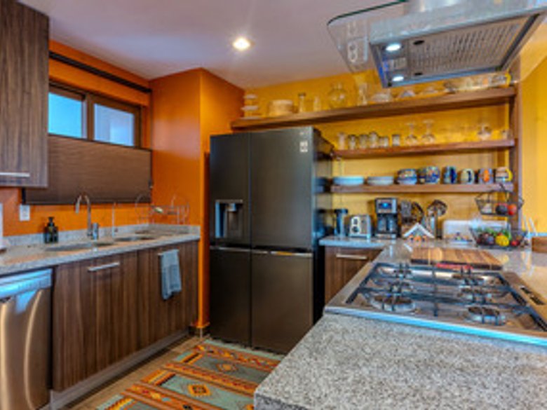 Beautiful condo with a rooftop terrace in a gated community. — 17 photos