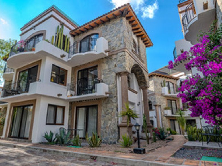 Beautiful condo with a rooftop terrace in a gated community. — 31 photos