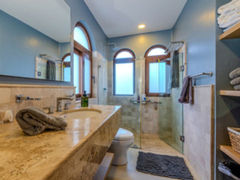 Beautiful condo with a rooftop terrace in a gated community. — 7 photos