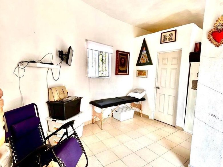 Comercial Ave Paseo Real 1 — 10 photos