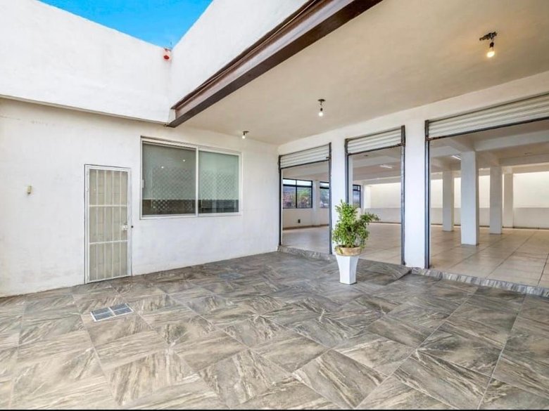 Comercial Ave Paseo Real 1 — 5 photos