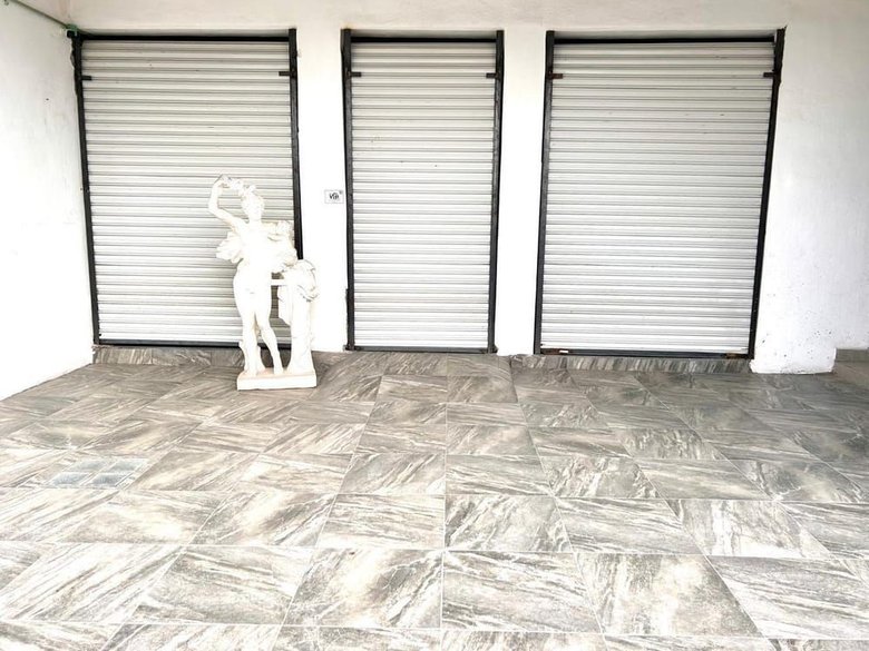 Comercial Ave Paseo Real 1 — 8 photos