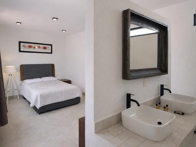 CASA DEL PUENTE DE UMARÁN — 9 photos