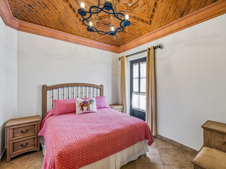 Casa Siqueiros Zirándaro — 19 photos