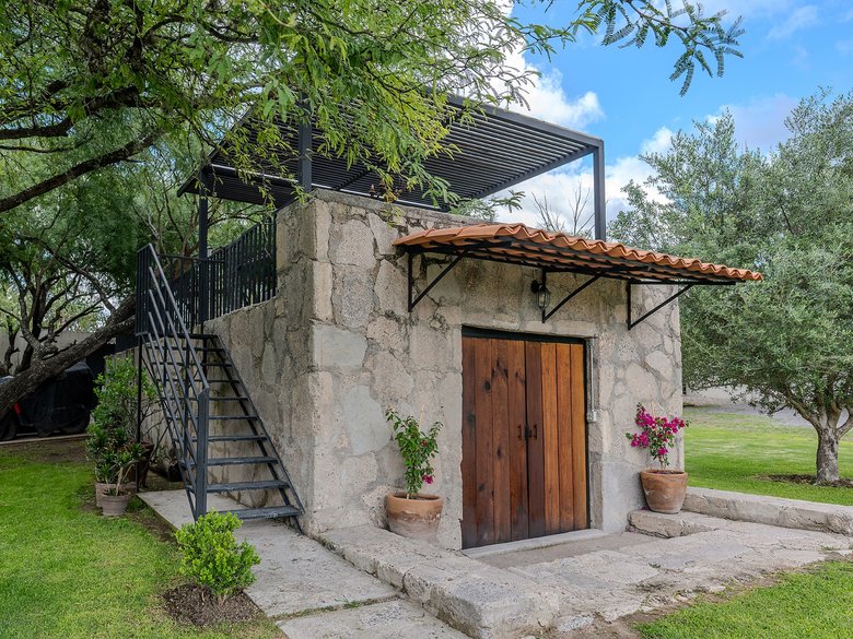 Los Pinos — 5 photos