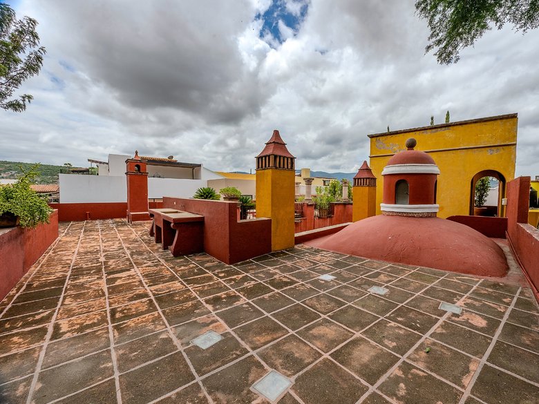 Colonial Home — 13 photos