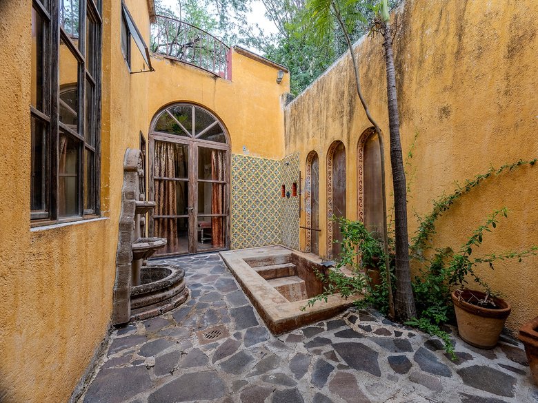 Colonial Home — 17 photos