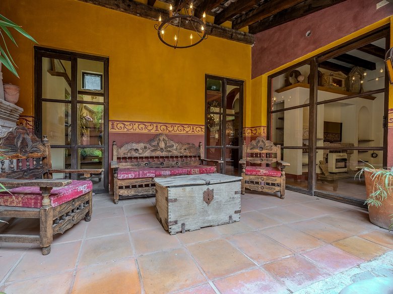 Colonial Home — 6 photos