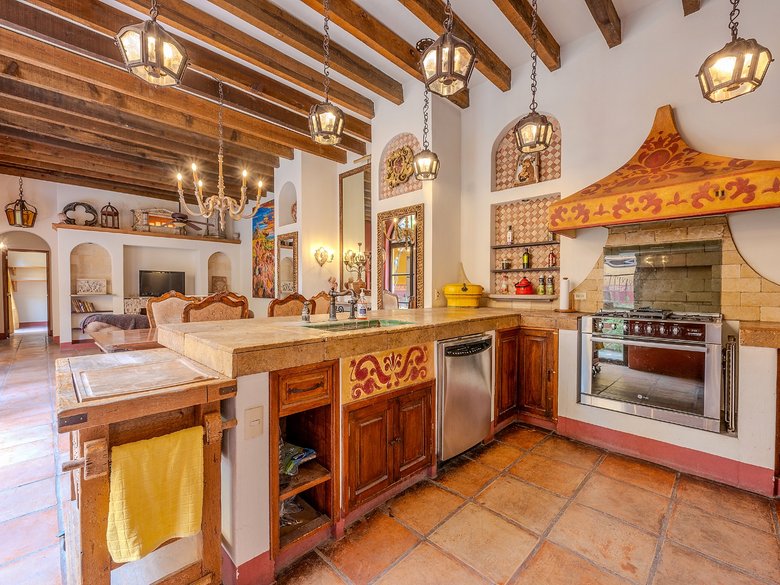 Colonial Home — 25 photos