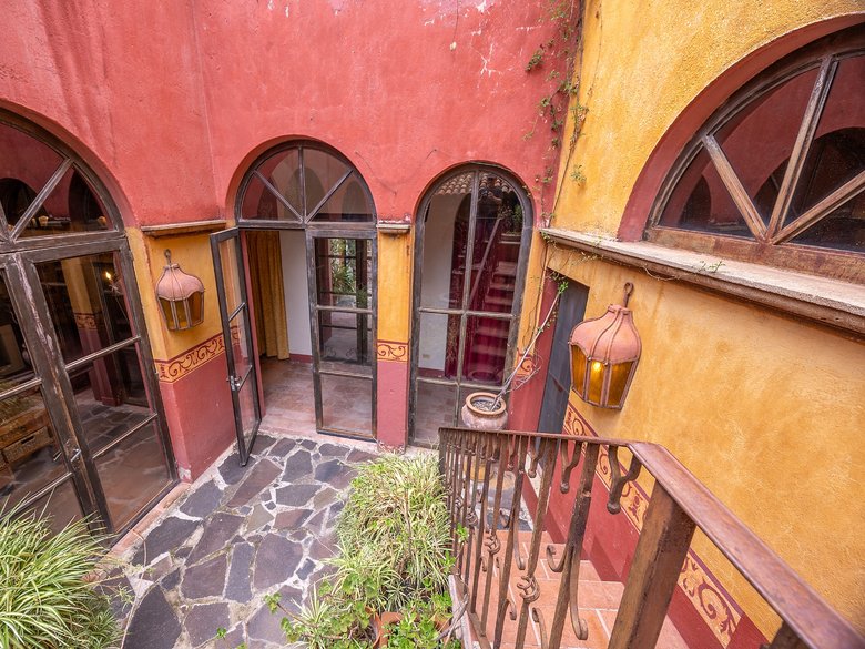 Colonial Home — 10 photos