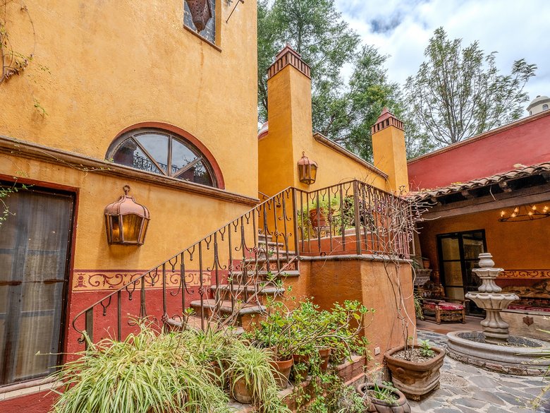 Colonial Home — 9 photos