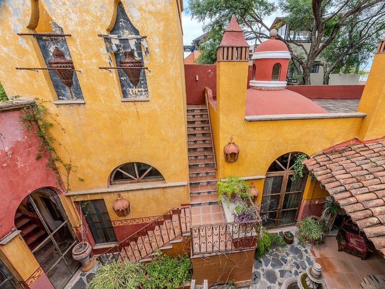 Colonial Home — 11 photos